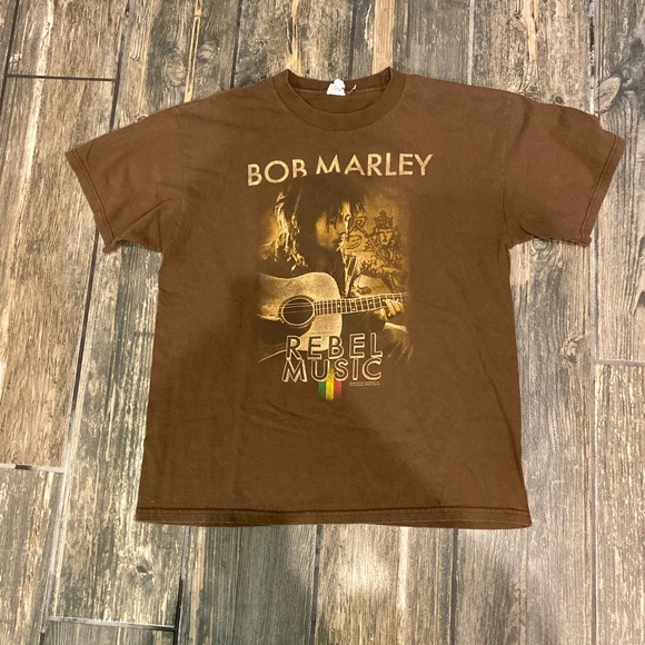 Camiseta Oficial Bob Marley Rock Off - Diseño Vintage Green Label, Algodón Reciclado, Color Amarillo